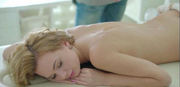  Wavy-haired blonde Emily Thorne wants some relaxation after a stressful day